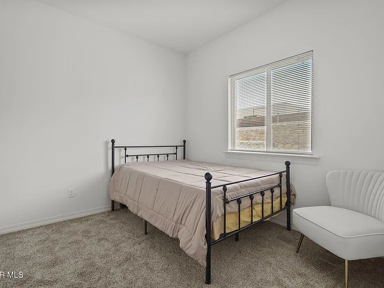13760 Blackburn Ave — Photo 13