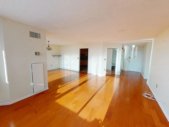 426 Harmon Cove Tower, Secaucus, NJ 07094