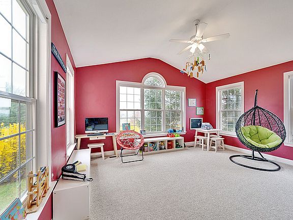 3rd image of 111 Windy Hollow Dr