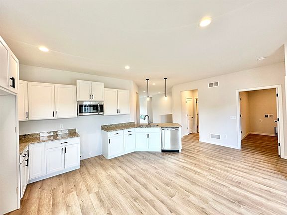 3rd image of 333 Isham St