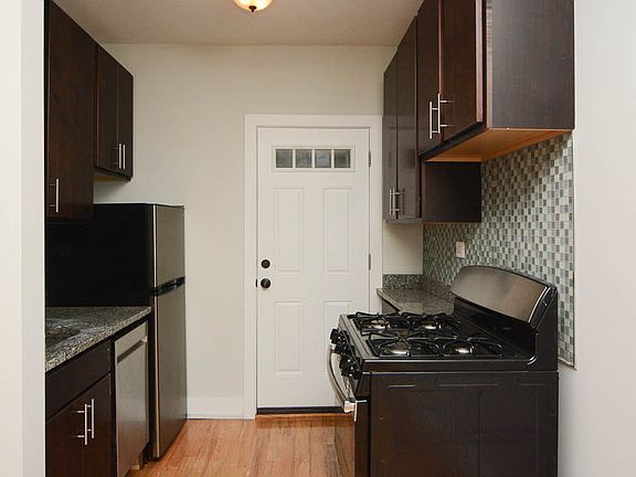 2nd image of 628 W Cornelia Ave APT 1E