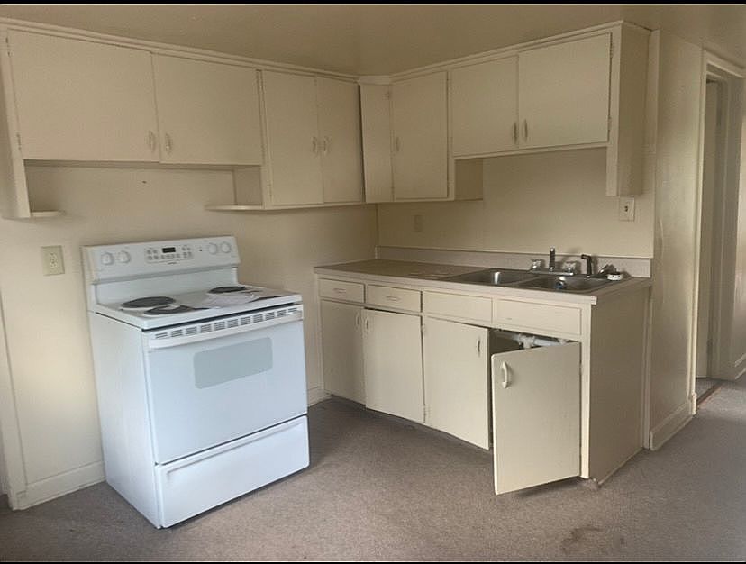 Upstairs kitchen-before 