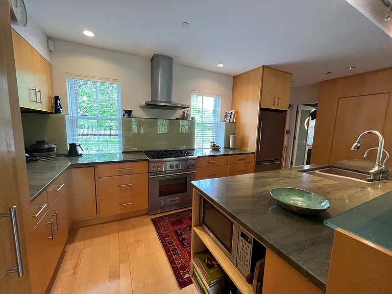 24 Strong Ave — Photo 6