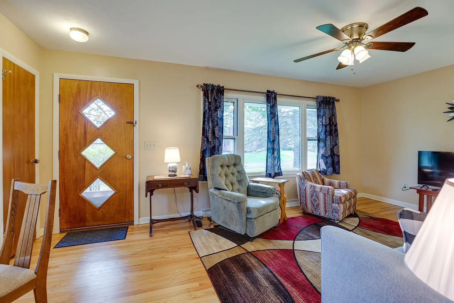 2 bed, 1.0 bath, 893 sqft, $2,645 — Photo 2