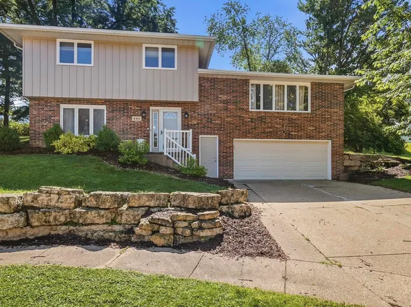 895 Berkley Pl, Dubuque, IA 52001