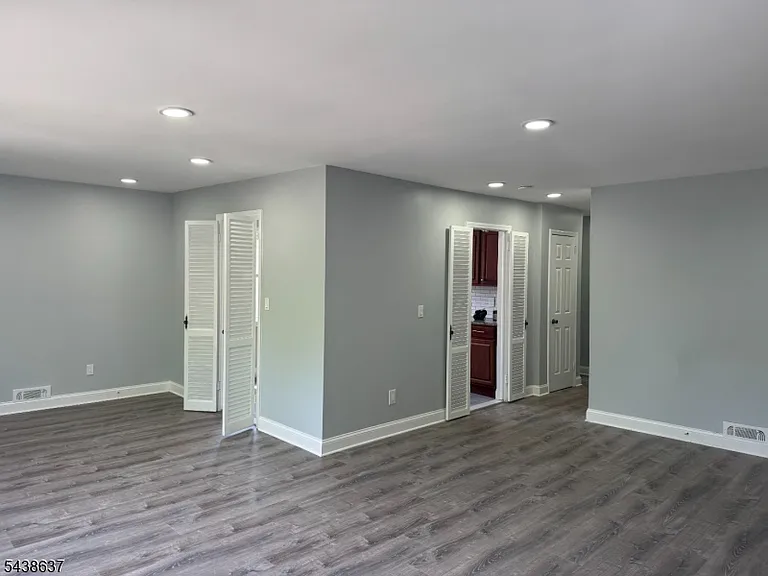 10 Evelyn Ct — Photo 2