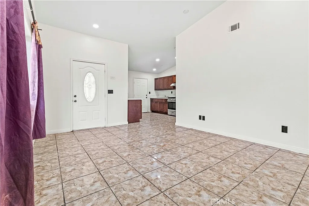 3 bed, 950 sqft, $3,250 — Photo 3