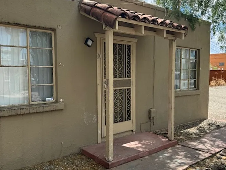2620 N Stone Ave — Photo 2