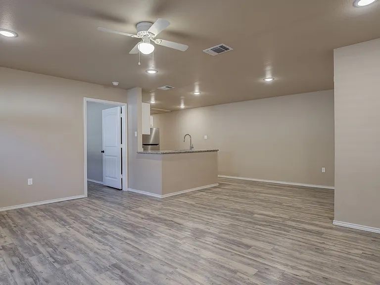 1009 Preston Trl — Photo 5
