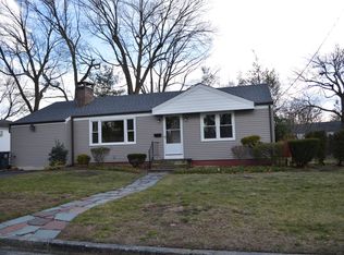 42 Tophill Dr, Cranston, RI 02920