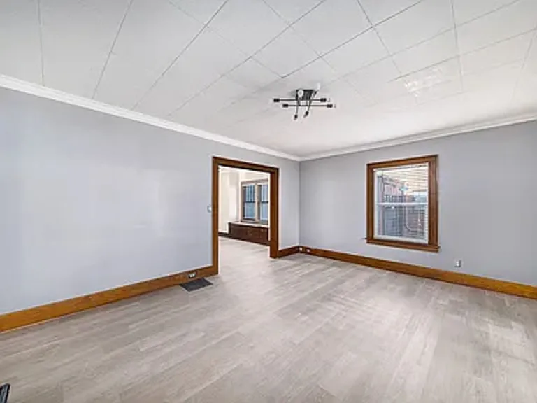 441 Forest St — Photo 3