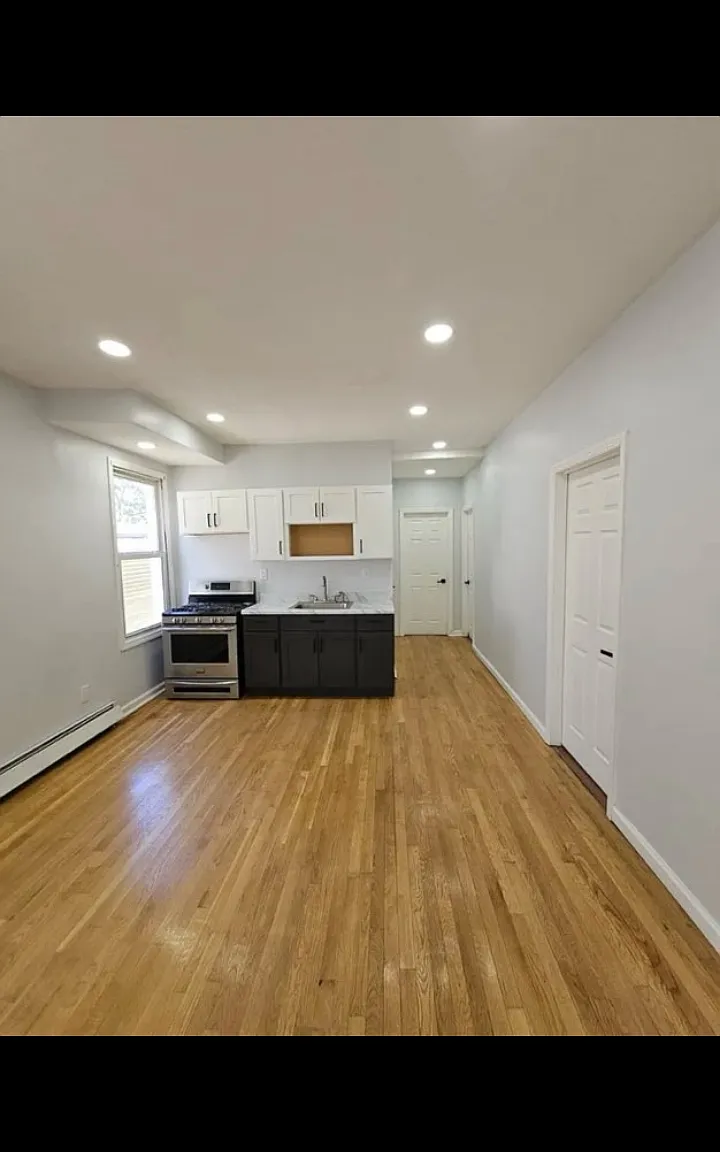 4 bed, $2,400 — Photo 1