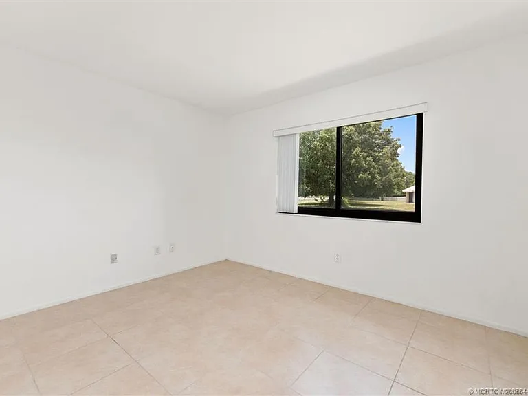 1496 SE Colchester Cir — Photo 12