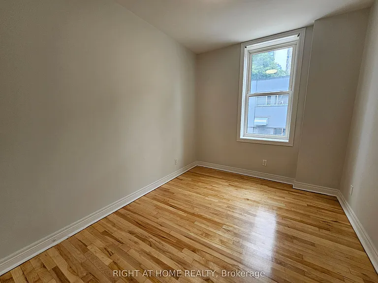 524 Yonge St #201 — Photo 11