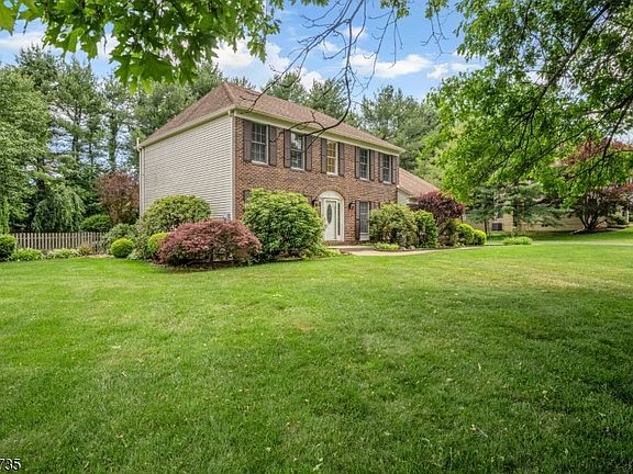 2nd image of 8 Glen Eagles Rd