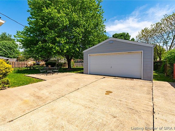3rd image of 1726 Tennyson Drive