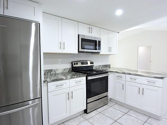 4th image of 1483 Godfrey Ave