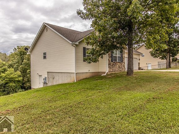 3rd image of 15830 Terris Ln