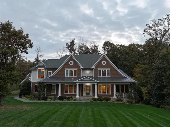 5800 Fox Chapel Estates Dr, Fairfax, VA 22030