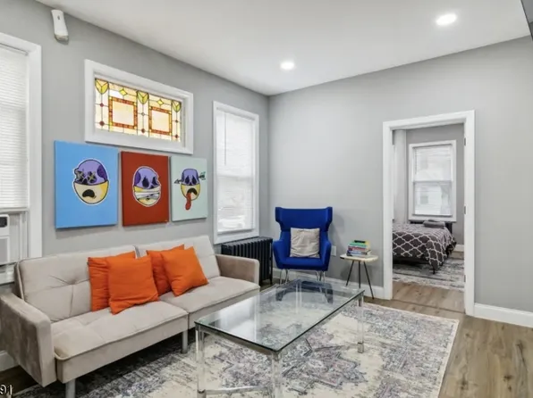 530 Court St, Elizabeth City, NJ 07206