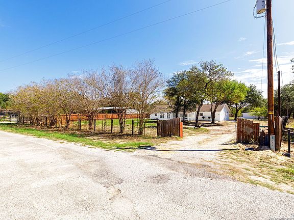 5th image of 208 RANCH CREEK DR