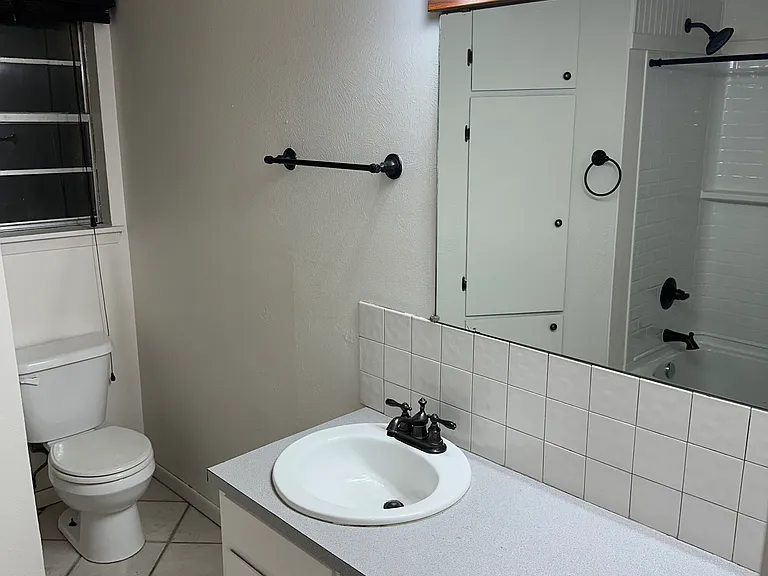 1009 W Oak St — Photo 5
