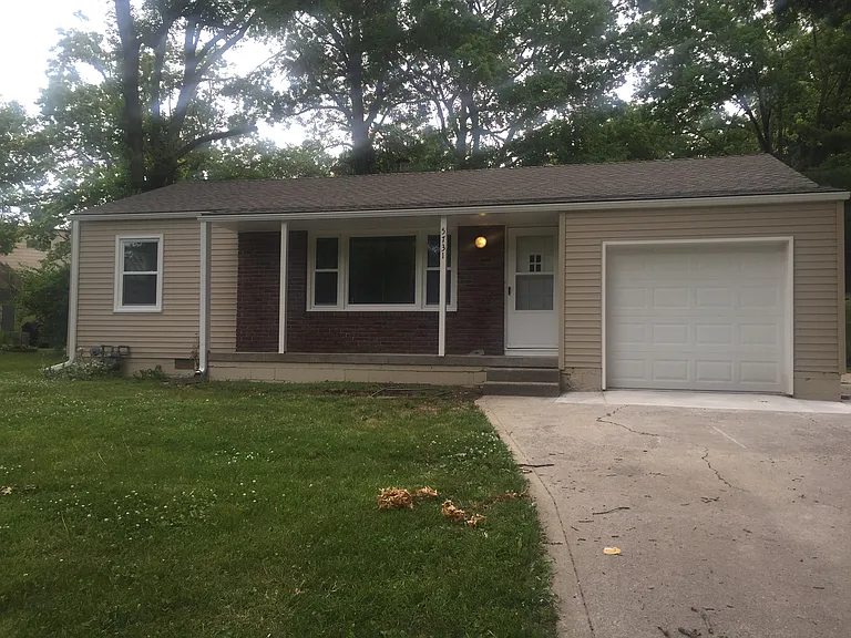 5731 N Amoret Ave — Photo 1