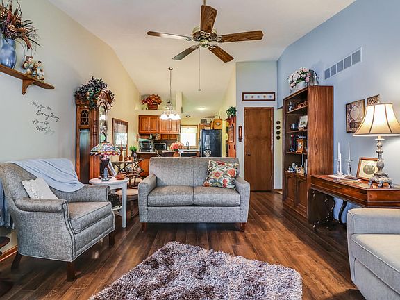 4th image of 2841 Bridgeside Dr SE