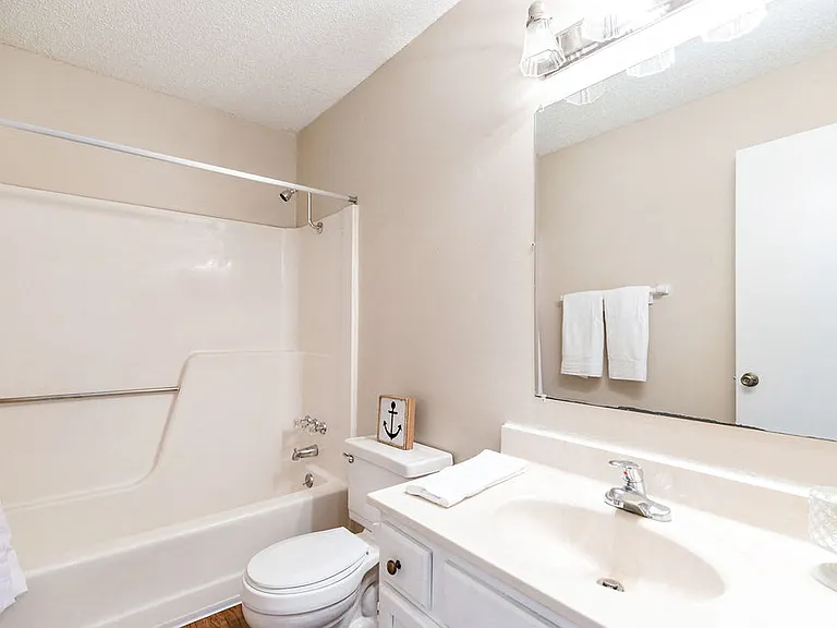 Classic Bathroom - 1 Bedroom