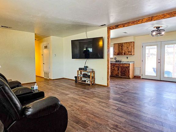 5th image of 700 E California Ave