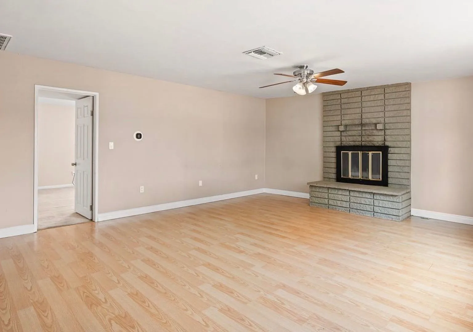 Updated 3BR/2BA ranch style home with huge backyard, parking and garage! — Photo 3