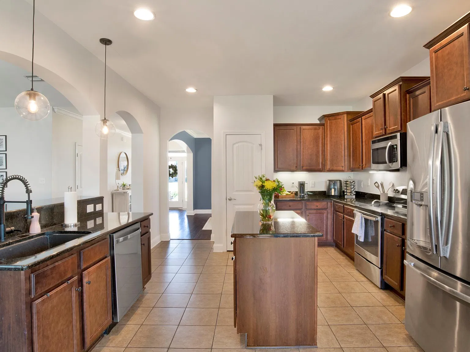 4 bed, 2704 sqft, $3,000 — Photo 4