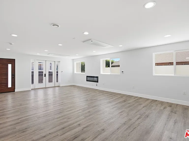 11611 Burbank Blvd — Photo 5