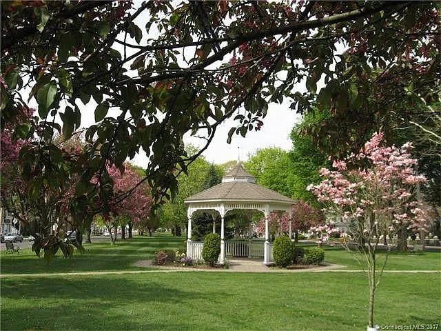290 W Main St — Photo 36
