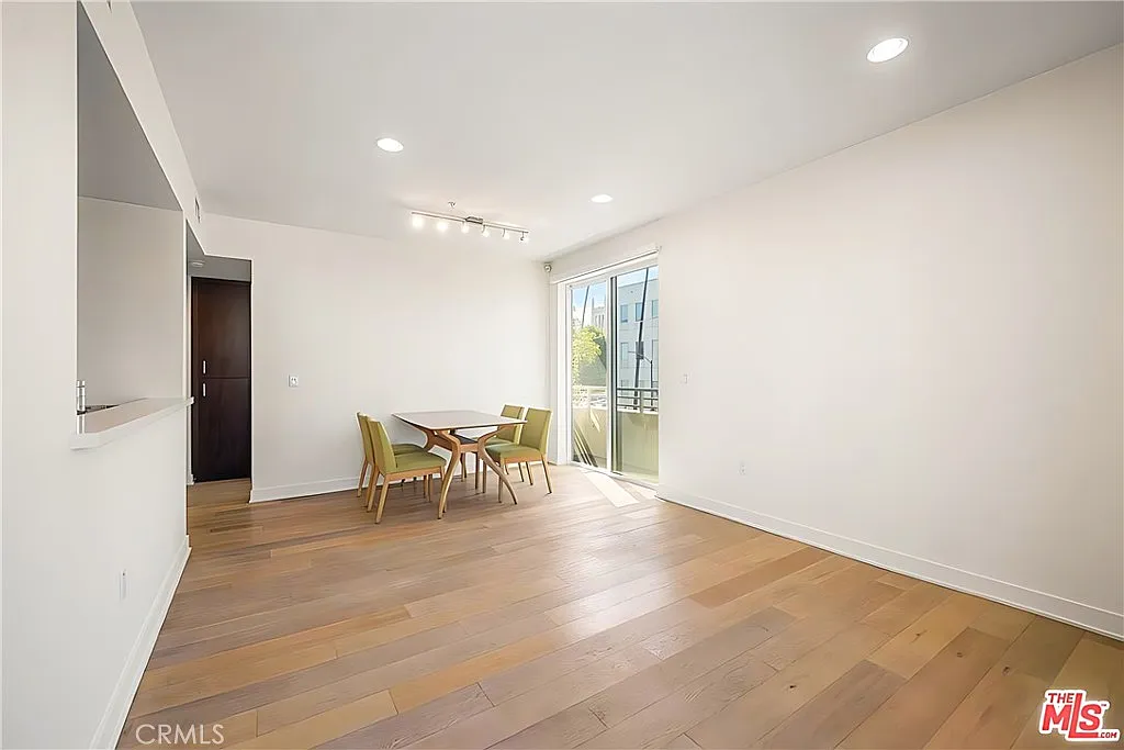 2 bed, 1010 sqft, $3,050 — Photo 3