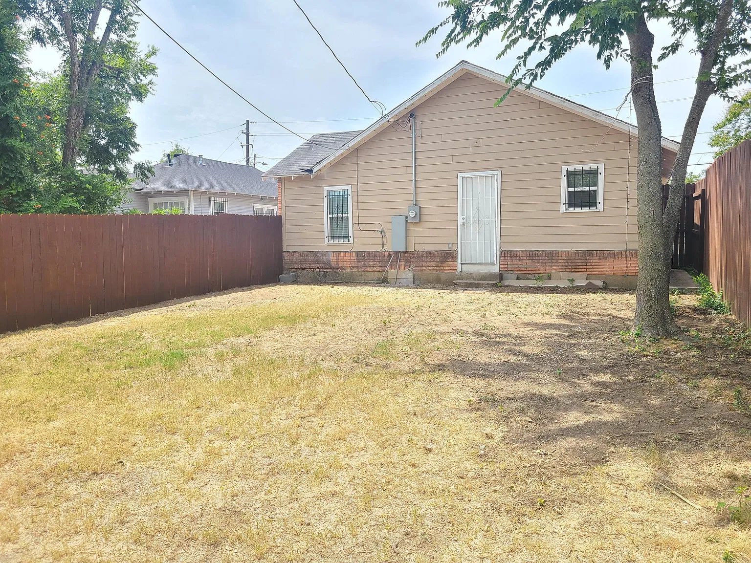 1323 E 8th St — Photo 2