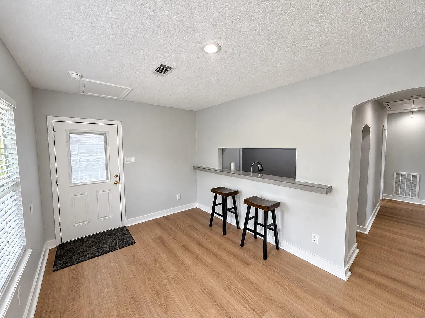 2 bed, 1.0 bath, 2220 sqft, $1,600 — Photo 2