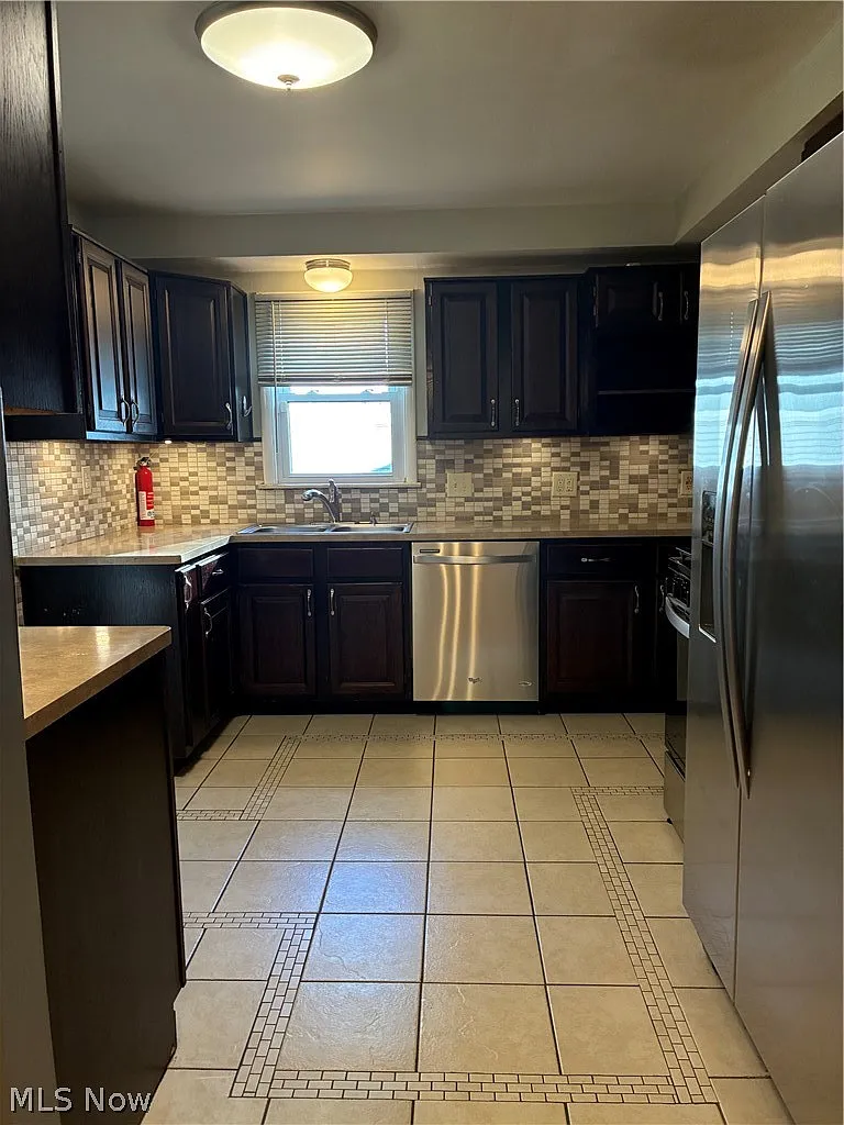 4 bed, 2.0 bath, 2751 sqft, $2,400 — Photo 3