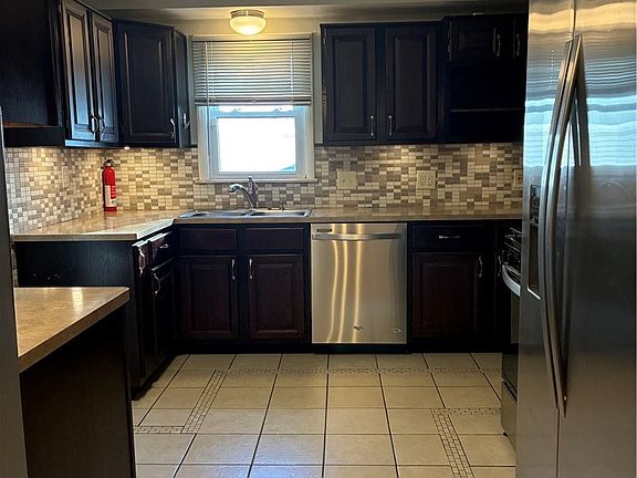 3rd image of 23920 Glenhill Dr