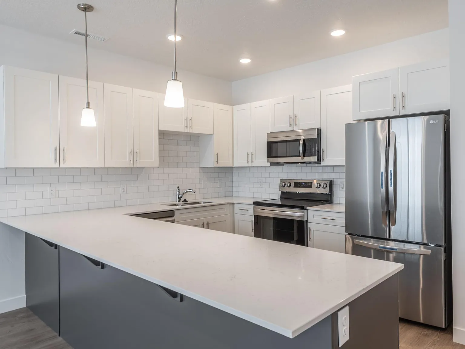 3 bed, 2.5 bath, 1458 sqft, $2,100 — Photo 4