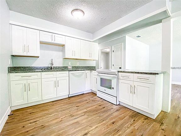 3rd image of 1145 Austin St W