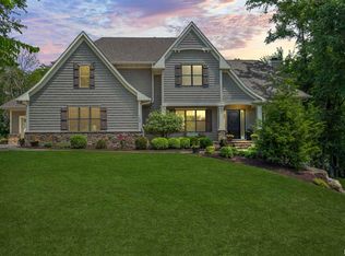 4899 Woody Creek Cir, Bettendorf, IA 52722