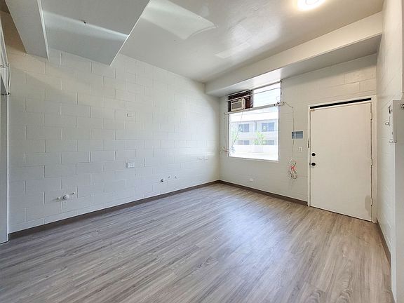 4th image of 526 N School St #105