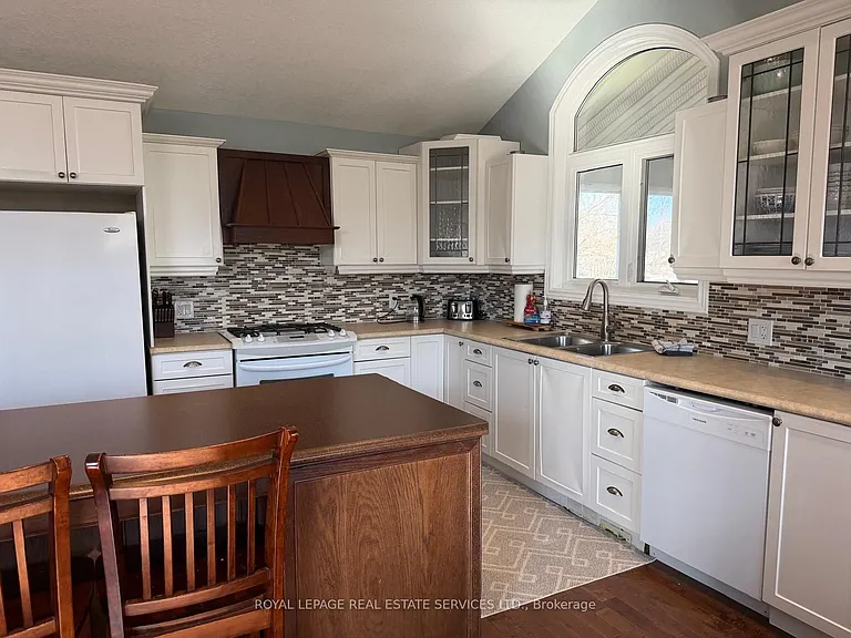 100 Essa Rd #UPPER LEVEL — Photo 7