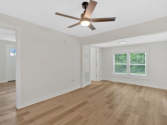 4th image of 303 Grande Avenue Ext