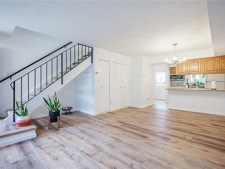 678 Eastbrooke Ln — Photo 9