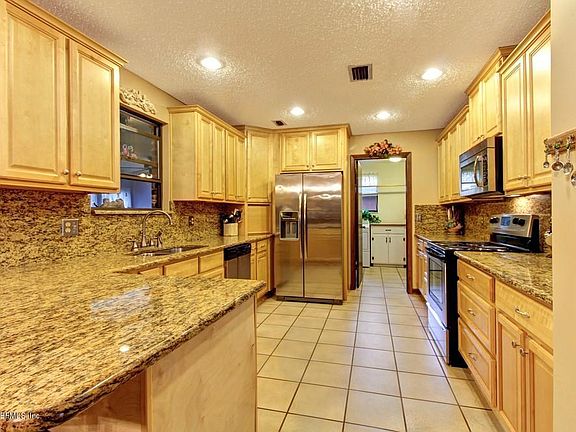 2nd image of 2033 Seven Oaks Ct