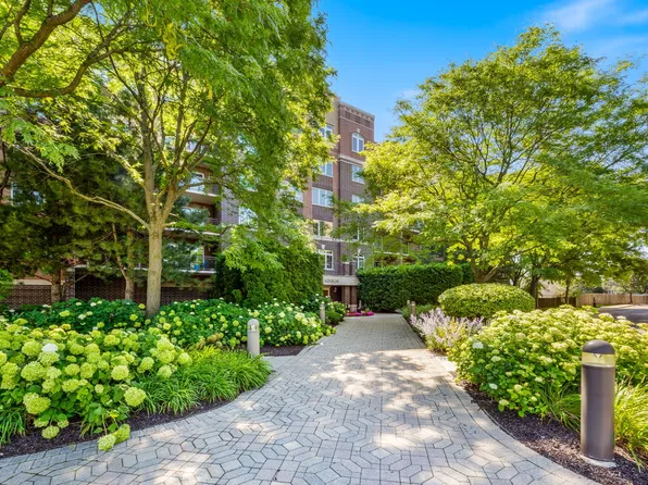 5055 Madison St Unit 204, Skokie, IL 60077
