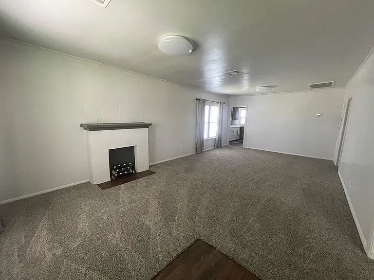 314 W College St — Photo 5