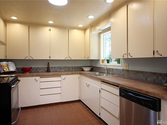 4th image of 2501 Bush Ave NW